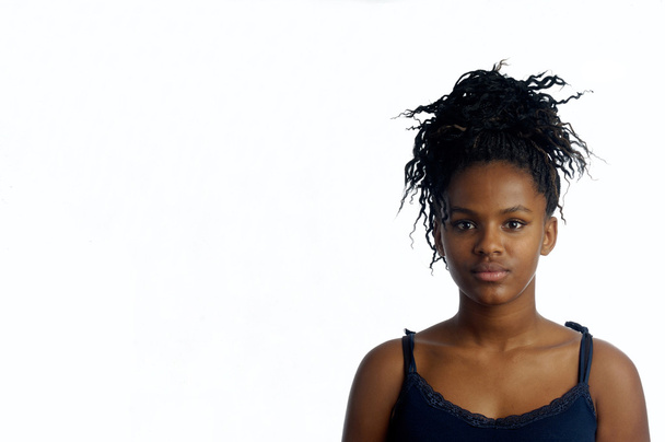 Πορτρέτο της νεαρής μαύρης γυναίκας - Φωτογραφία, εικόνα