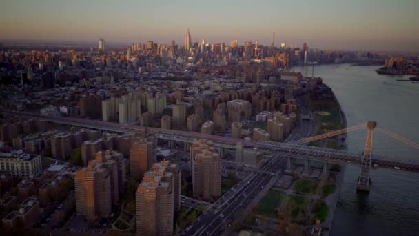 New Yorkin taivaanrantaan auringonlaskun aikaan - Materiaali, video