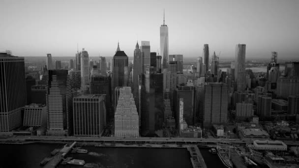 New York City Skyline o zachodzie słońca - Materiał filmowy, wideo
