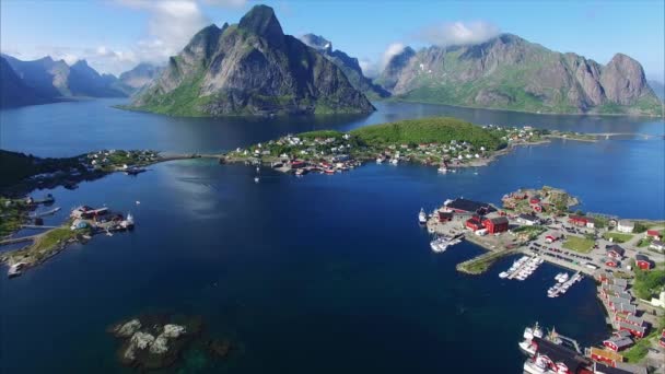 Aerial footage of beautiful town Reine on Lofoten islands - Metraje, vídeo