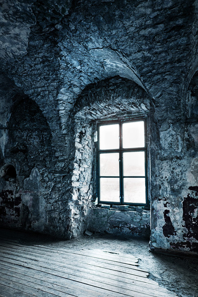 Vieille fenêtre d'une maison abandonnée. À l'intérieur du vieux château
. - Photo, image