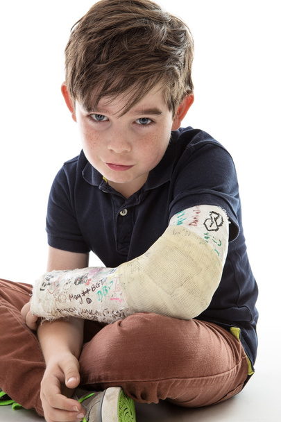 грустный мальчик со сломанной рукой
 - Фото, изображение