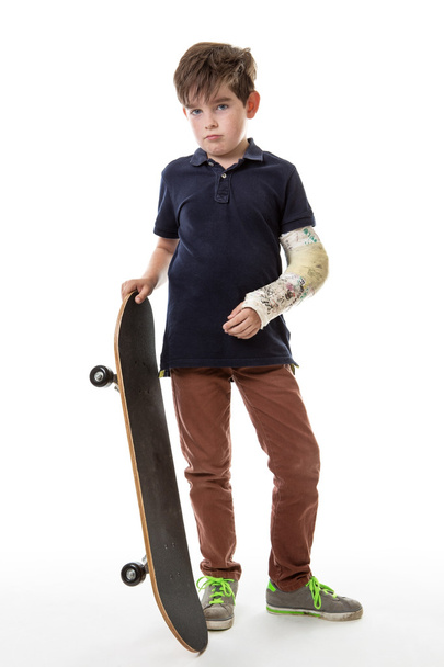 симпатичный мальчик, держащий скейтборд
 - Фото, изображение
