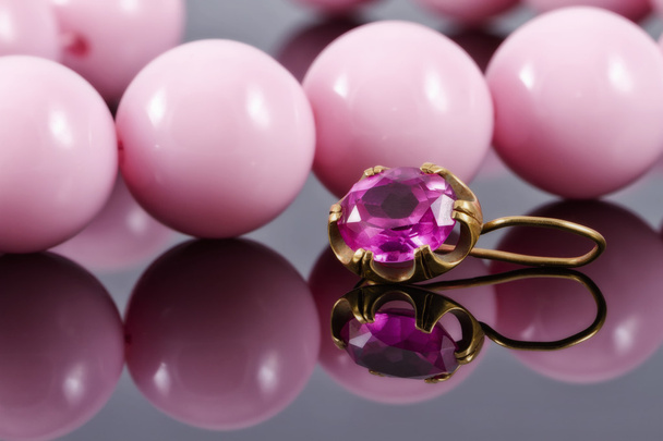 Χρυσό σκουλαρίκι με ρουμπίνι και μεγάλες ροζ χάντρες - Φωτογραφία, εικόνα