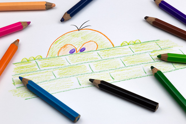 Dessin au crayon coloré sur papier blanc
 - Photo, image