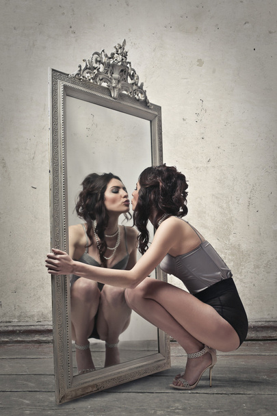 Ladyy in The Mirror - Foto, imagen