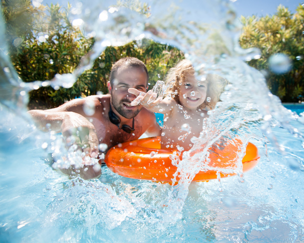 Bambino con padre in piscina
 - Foto, immagini