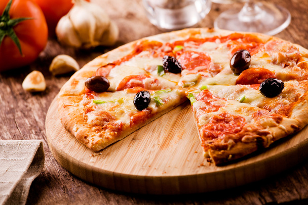 Peperoni And Olives Pizza - Valokuva, kuva
