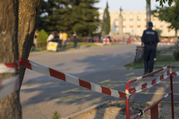 Polis memuru srteet adlı kırmızı çitin arkasında - Fotoğraf, Görsel