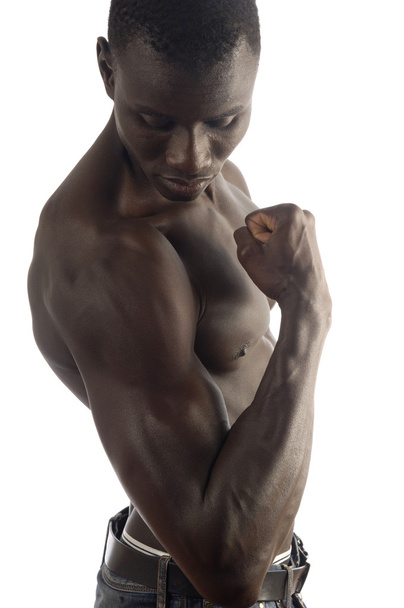 biceps d'un homme africain avec fond blanc
 - Photo, image