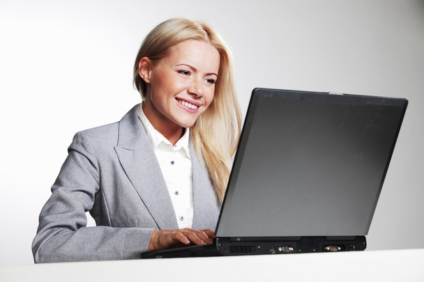 Business woman working on laptop - Zdjęcie, obraz