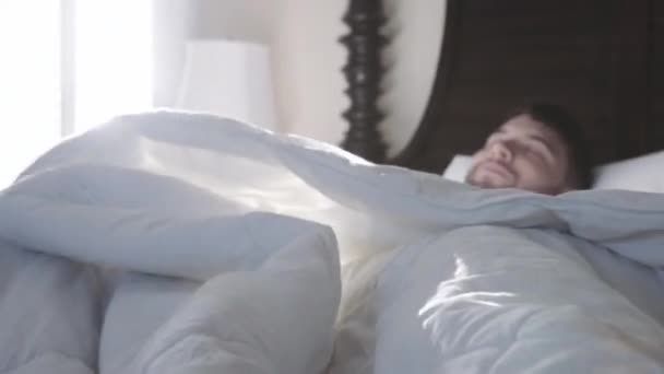 attraktives Paar morgens aus dem Bett - Filmmaterial, Video