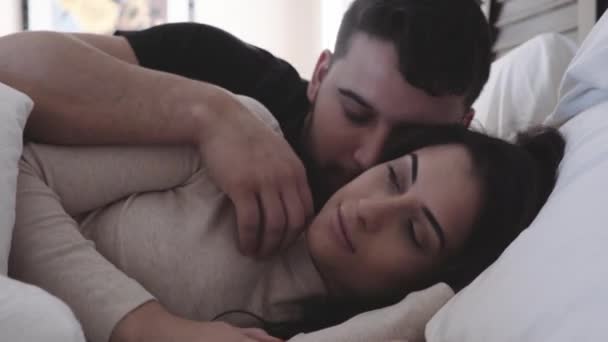 Closeup του το όμορφο ζευγάρι ξυπνήσει το πρωί - Πλάνα, βίντεο