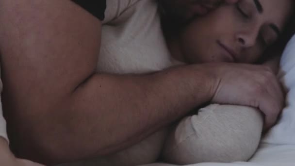 Nahaufnahme eines schönen Paares, das sich morgens küsst - Filmmaterial, Video