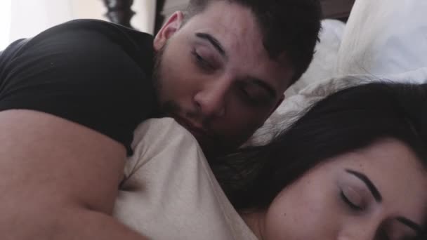 Closeup of beautiful couple waking up - Filmagem, Vídeo