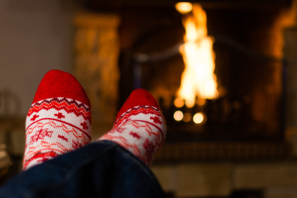 Calcetines de Navidad con un fuego en el fondo
 - Foto, Imagen