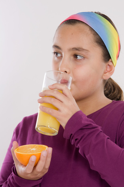 meisje drinken van een SAP van Oranje - Foto, afbeelding