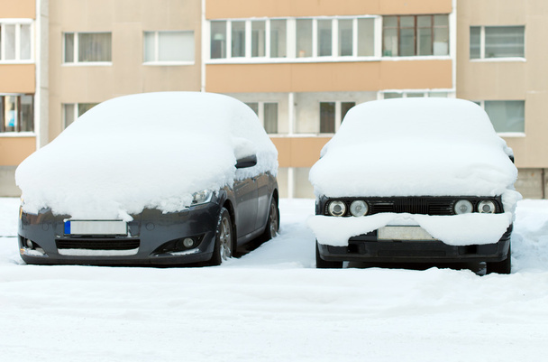 Auta, pokryté sněhem na ulici v zimě. - Fotografie, Obrázek