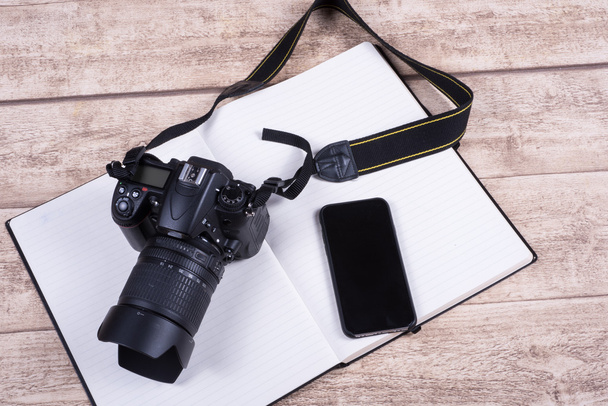 Valokuvaajat työpaikalla kirjan, puhelimen ja kameran puinen ta
 - Valokuva, kuva