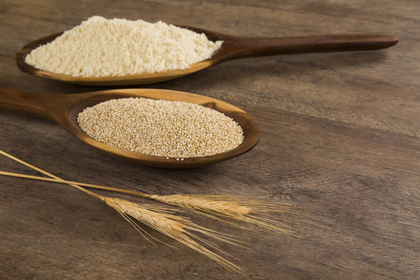 Portion of uncooked Quinoa and wey protein - Valokuva, kuva