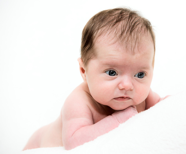 クローズ アップの肖像画の新生の赤ん坊ベッドで横になっています。 - 写真・画像
