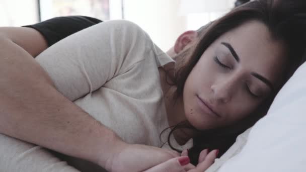 Gros plan de couple très attrayant dormant
 - Séquence, vidéo