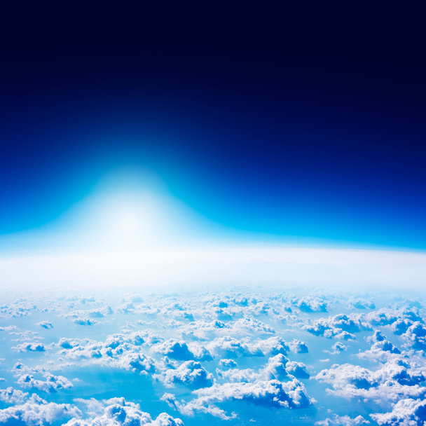 Vue de la Terre depuis l'espace. Ciel bleu foncé et nuages
. - Photo, image
