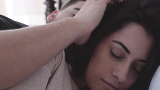 Close up de casal na cama
 - Filmagem, Vídeo