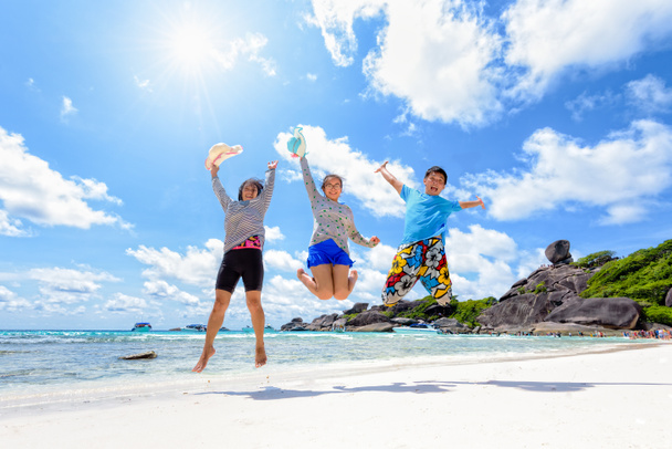幸せな家族のタイのビーチでジャンプ - 写真・画像