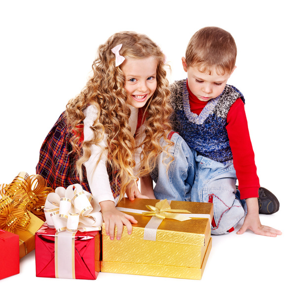 Bambini con confezione regalo di Natale
. - Foto, immagini