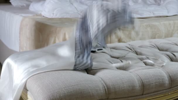 Женщина бросает эротическую ночную рубашку и черную маску на пуф перед невыкошенной кроватью в спальне
 - Кадры, видео