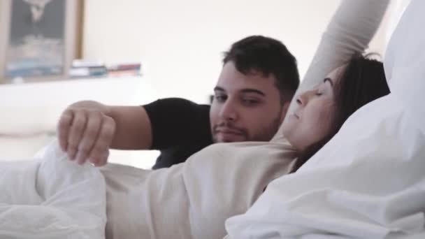 Schönes Paar wacht am Morgen auf - Filmmaterial, Video