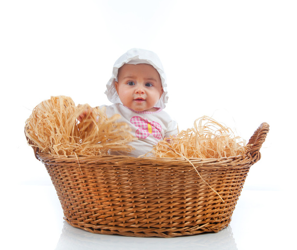 Мила жінка малюк в солом'яному кошику
 - Фото, зображення