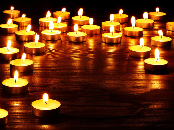 Gruppe von Kerzen auf schwarzem Hintergrund. - Foto, Bild