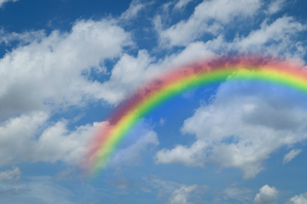 blauer Himmel mit Regenbogen - Foto, Bild