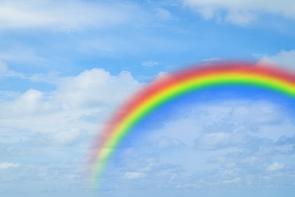 blauer Himmel mit Regenbogen - Foto, Bild