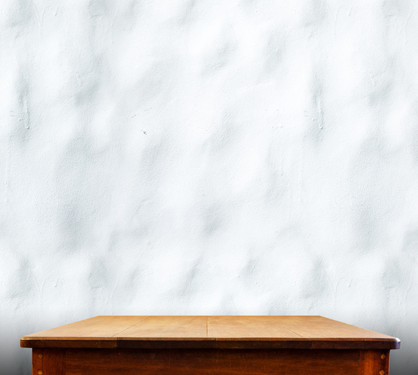 mesa de madeira na parede de concreto ondulação
 - Foto, Imagem
