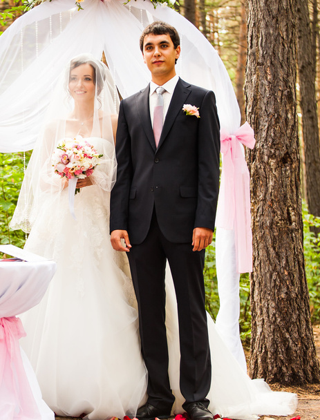 paar trouwen op een buiten huwelijksceremonie - Foto, afbeelding