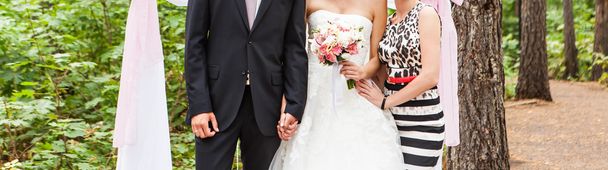 Bruid en bruidegom met bruidsmeisjes - Foto, afbeelding