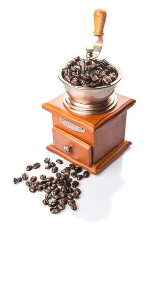 コーヒー豆とコーヒーミル - 写真・画像