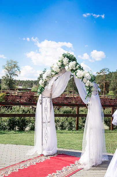 kemer beyaz çiçeklerle düğün - Fotoğraf, Görsel