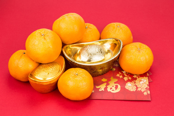 Mandarin oranges, gold nuggets, red packets, Chinese good luck c - Φωτογραφία, εικόνα