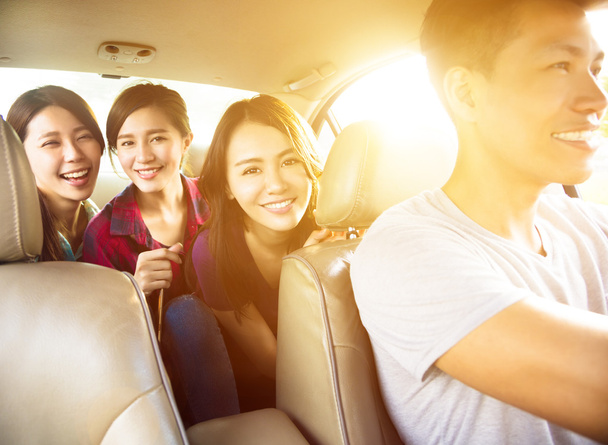 молоді люди групи насолоджуються дорожньою подорожжю в машині
 - Фото, зображення
