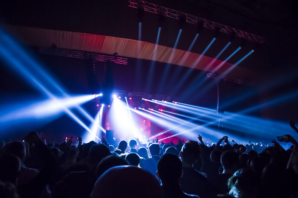silhouettes de la foule de concert devant les lumières de la scène lumineuse - Photo, image