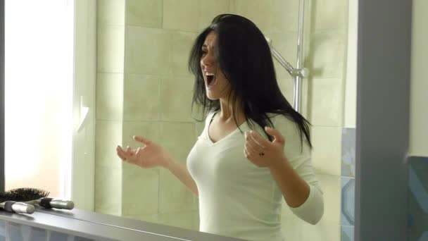 Frau kreischt vor Spiegel-Zeitlupe über unordentliches langes schwarzes Haar - Filmmaterial, Video
