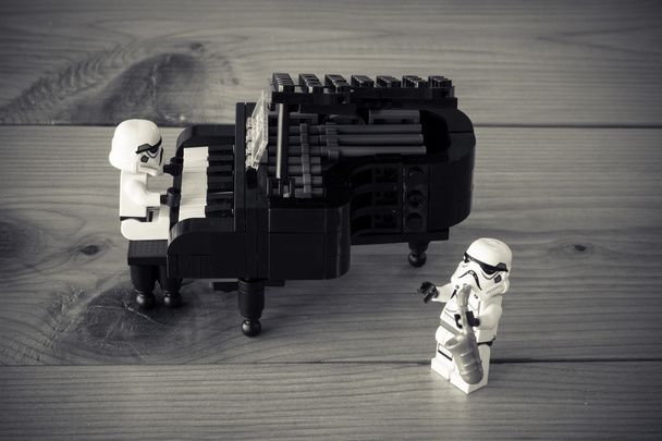 Película de Star Wars: Stomtrooper Tocando el piano y el saxofón
 - Foto, Imagen