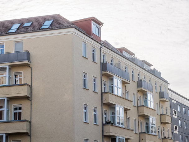 moderno edificio de apartamentos con balcones - Foto, Imagen