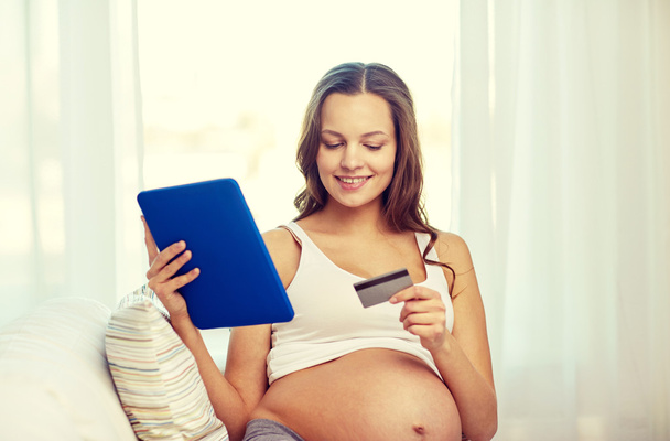 pregnant woman with tablet pc and credit card - Foto, immagini