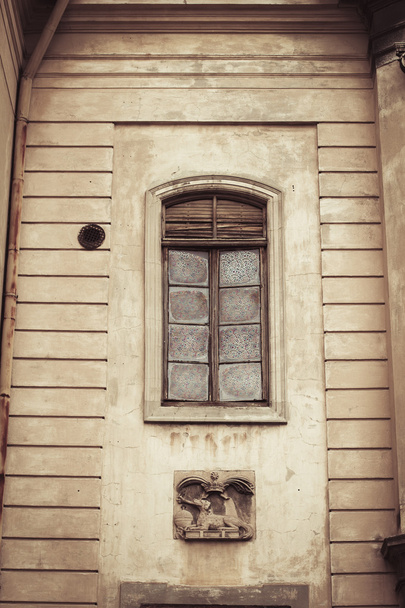 バルコニー付けの美しい窓。リヴィウ、ウクライナ - 写真・画像