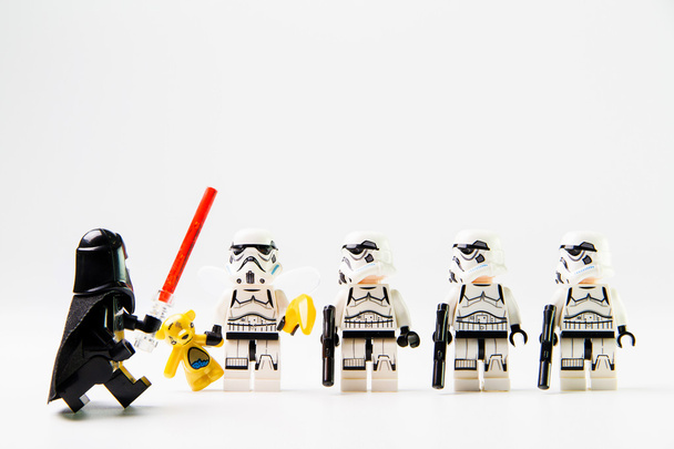 Star Wars filme: Stomtrooper em pé na fila
 - Foto, Imagem